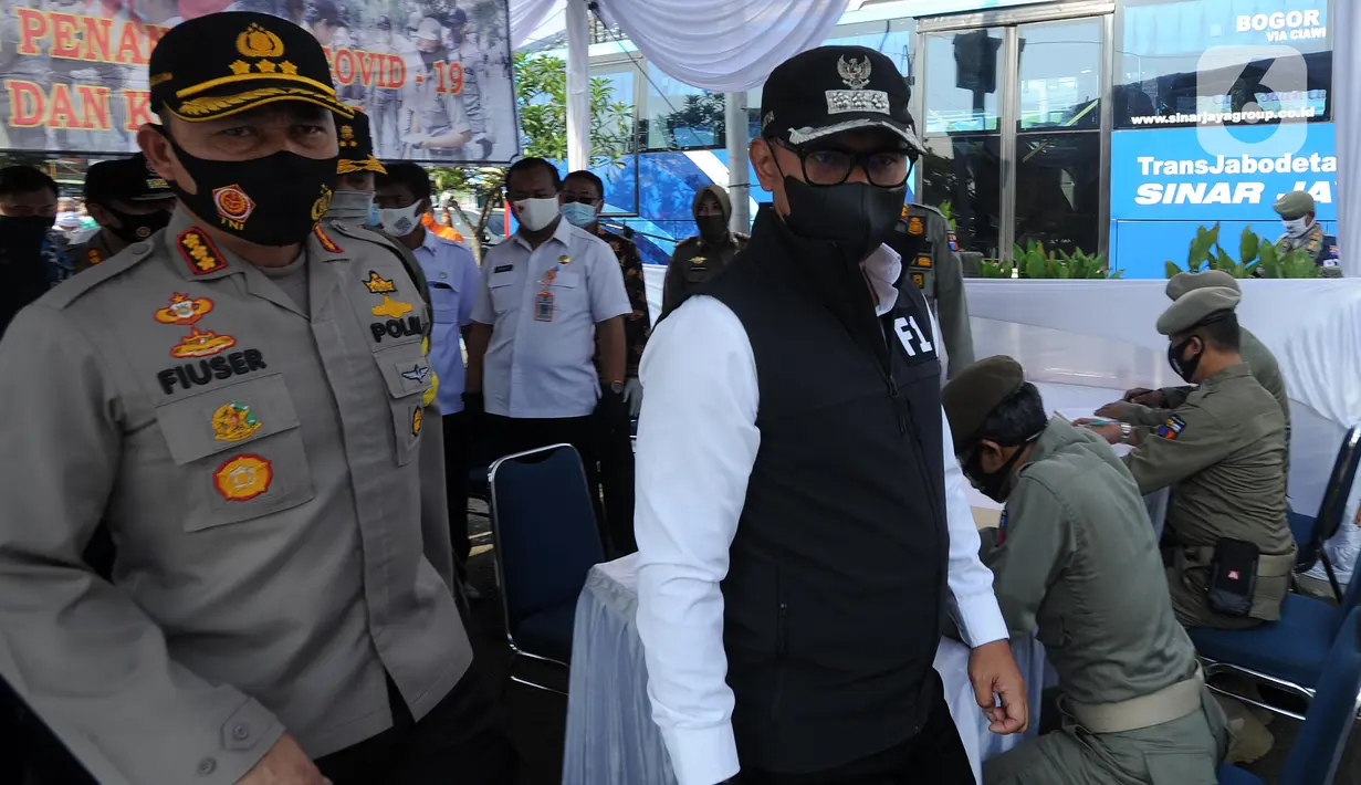 Wali Kota Bogor Bima Arya (kanan) saat mengecek kepatuhan warga dalam menggunakan masker di Pasar Ciawi, Bogor, Kamis (10/9/2020). Kegiatan ini bagian dari kesepakatan antara Pemkot dan Pemkab Bogor dalam pengawasan penerapan protokol kesehatan di titik-titik perbatasan. (merdeka.com/Arie Basuki)