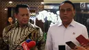 Menpan RB Syafruddin (kanan) dan Ketua DPR Bambang Soesatyo memberikan keterangan usai pertemuan di Gedung Nusantara III, Senayan, Selasa (23/7/2019). Menpan menyampaikan kepada Ketua DPR Bamsoet saat ini ada 97 lembaga dalam pemerintahan Jokowi-JK yang terkena akuisisi. (Liputan6.com/Johan Tallo)