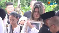 Ketegaran Raisa dalam Pemakaman Ibunda, Peluk Potret Mendiang Erat-Erat