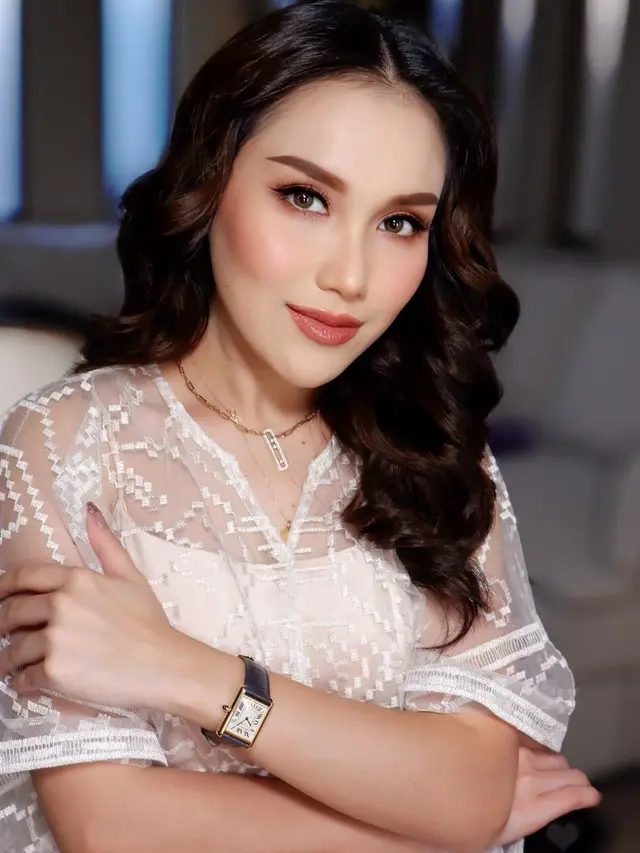 10 Ide Busana Lebaran Ayu Ting-Ting yang Nyaman untuk Halal Bihalal