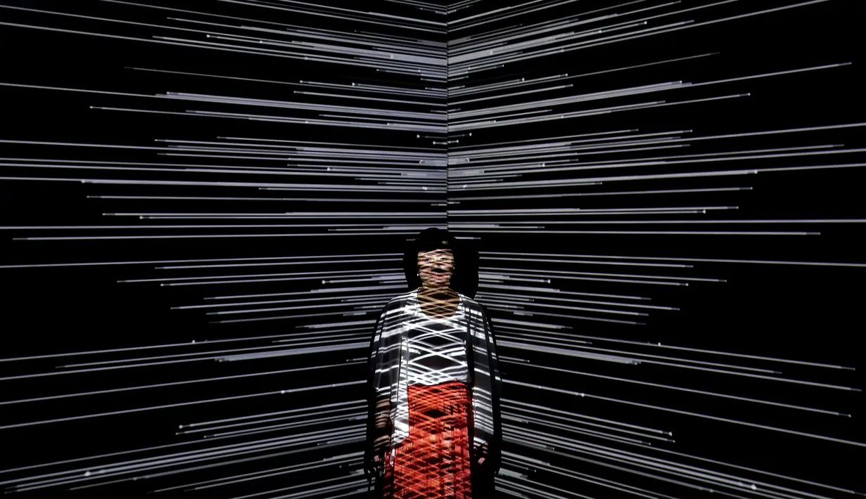 Salah satu pengunjung berfoto disalah satu sudut instalasi “Infinity Room” dalam pameran Today Art Museum di Beijing, Rabu (9/8). Museum ini bebas waktu kunjungan pada hari Sabtu pertama di setiap bulannya. (AP/Andy Wong)