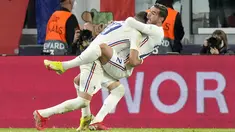 Bek Prancis, Theo Hernandez melakukan selebrasi dengan Karim Benzema setelah mencetak gol menit ke 90+1 ke gawang Belgia pada pertandingan semifinal UEFA Nations League di stadion Juventus, di Turin, Italia, Jumat (8/10/2021). Prancis menang tipis atas Belgia 3-2. (AP Photo/Luca Bruno )