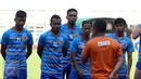 Pemain PBFC menyimak arahan pelatih Ricky Nelson jelang latihan resmi final Piala Presiden 2017 di Stadion Pakansari, Kab Bogor, Sabtu (11/3). Di final, PBFC akan melawan Arema FC, Minggu (12/3). (Liputan6.com/Helmi Fithriansyah) 