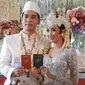 Ricky Perdana dan Chaca Thakya pamer buku nikah (Instagram/@rickyperdana06)
