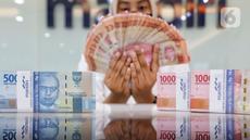 Teler menunjukan mata uang rupiah di Jakarta, Jumat (3/3/2023). Nilai tukar rupiah terhadap dolar Amerika Serikat ditutup melemah ke level Rp15.311 pada penutupan perdagangan hari ini, rupiah ditutup melemah 0,20 persen atau turun 30,5 poin ke Rp15.311 per dolar AS. (Liputan6.com/Angga Yuniar)