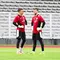 Emil Audero (kiri) dan Maarten Paes (kanan) terlihat sedang bercengkrama saat sesi latihan Timnas Indonesia di Stadion Madya, Gelora Bung Karno, Jakarta, Sabtu (22/3/2025).
