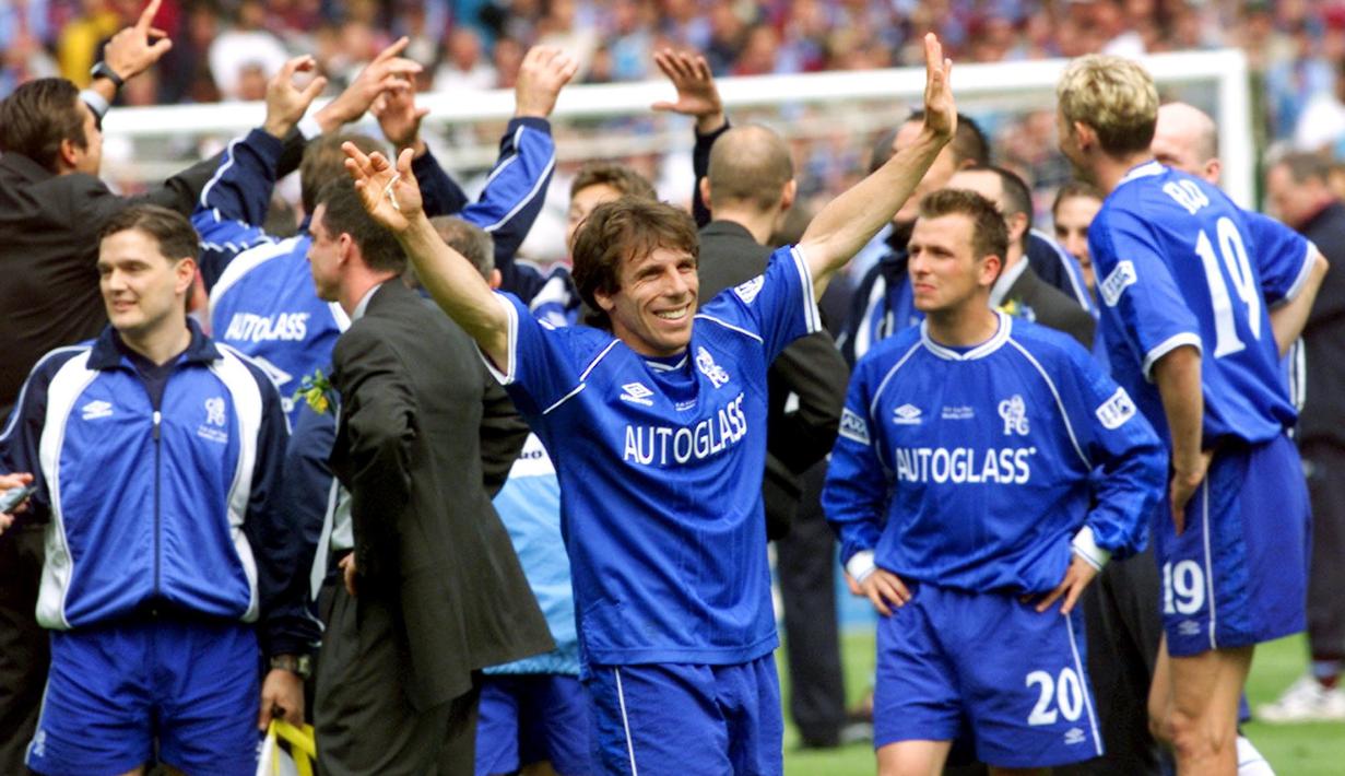 4. Gianfranco Zola - Aktif bermain sebagai Penyerang dan gelandang serang. Sebelum bermain bersama Chelsea, Zola pernah berseragam Napoli dan Parma.  (AFP/Adrian Dennis)