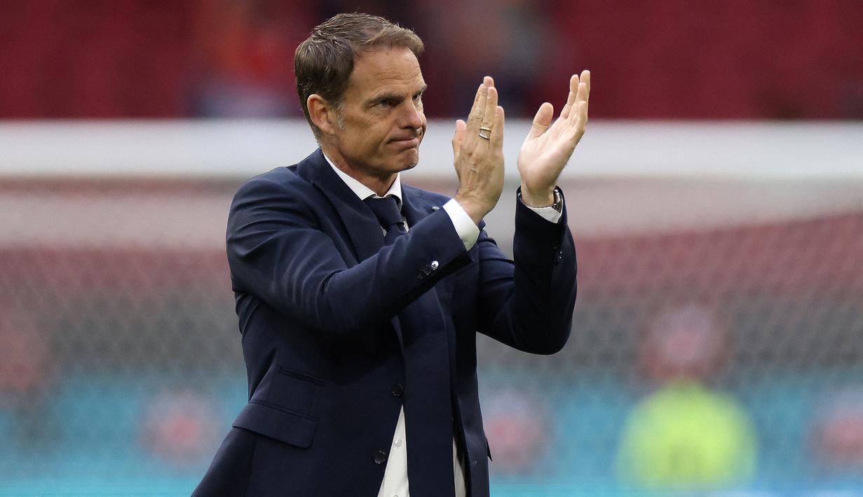 Frank de Boer. Ia menjadi anak asuh Guus Hiddink di Timnas Belanda pada 1995 hingga 1998 dan tampil dalam 26 laga. Ia mulai melatih di Ajax Amsterdam pada 2010. Tim terakhirnya adalah Timnas Belanda, dimana ia dipecat usai Belanda tersingkir di 16 Besar Euro 2020. (Foto: AFP/Pool/Kenzo Tribouillard)