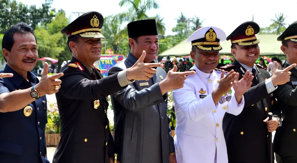 Kapolda bersama Komandan Pangkalan TNI AL, perwira utama TNI dan beberapa kepala daerah usai pelaksanaan upacara puncak HUT TNI di Bengkulu (Liputan6.com/Yuliardi Hardjo) 