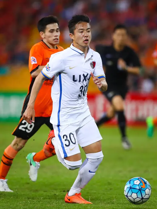 Striker Kashima Antlers, Hiroki Abe menggiring bola dari kejaran pemain Brisbane Roar Australia selama pertandingan Liga Champions AFC di Suncorp Stadium di Brisbane pada 12 April 2017. Barcelona mengontrak Abe selama empat tahun. (AFP Photo/Patrick Hamilton)