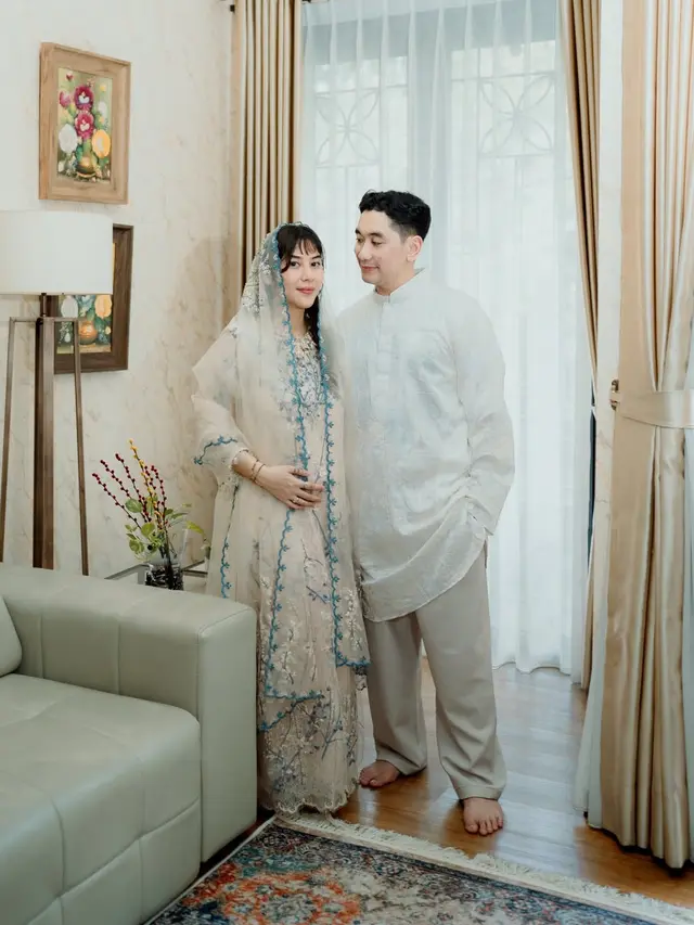 Gaya Adinda Thomas di Tasyakuran 4 Bulan Kehamilan, Anggun Pakai Nude Embroidery Dress dan Veil Biru Pastel