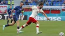 Bek Polandia, Bartosz Bereszynski membawa bola dari kejaran gelandang Slovakia, Marek Hamsik pada pertandingan grup E Euro 2020 di stadion Saint Petersburg di St. Petersburg, Rusia, Senin (14/6/2021).  Slovakia menang tipis atas Polandia 2-1. (Evgenya Novozhenina/Pool via AP)