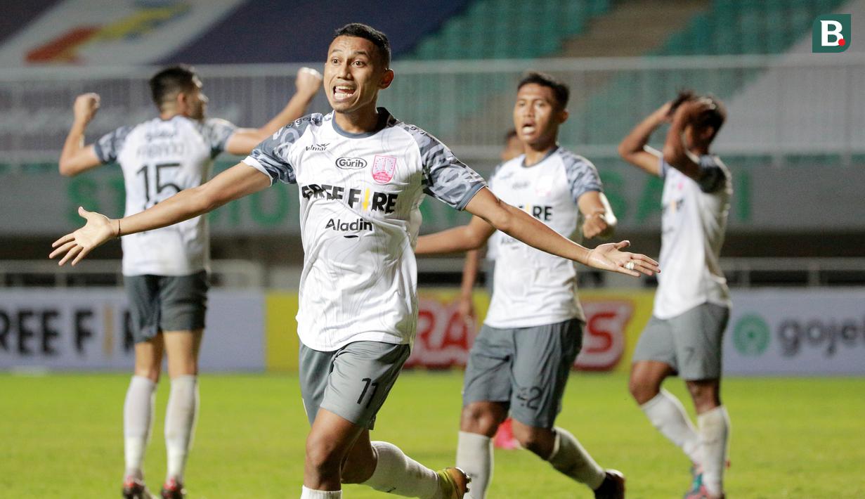Pemain Persis Solo, Rivaldi Bawuo merayakan gol ke gawang Rans Cilegon FC yang akhirnya dianulir wasit dalam laga Babak 8 Besar Liga 2 2021/2022 di Stadion Pakansari, Bogor, Rabu (15/12/2021). (Bola.com/M Iqbal Ichsan)