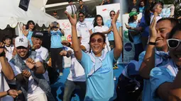 Menteri KKP, Susi Pudjiastuti bersama sejumlah Pemerhati Laut berjoget baby shark dance saat meresmikan 'Pandu Laut Nusantara' di CFD kawasan Bundaran HI, Jakarta, Minggu (15/7). (Liputan6.com/Arya Manggala)