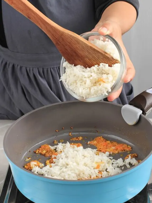 Seorang perempuan memasak nasi goreng di atas sebuah panci (Foto Dok: Freepik/ikarahma)