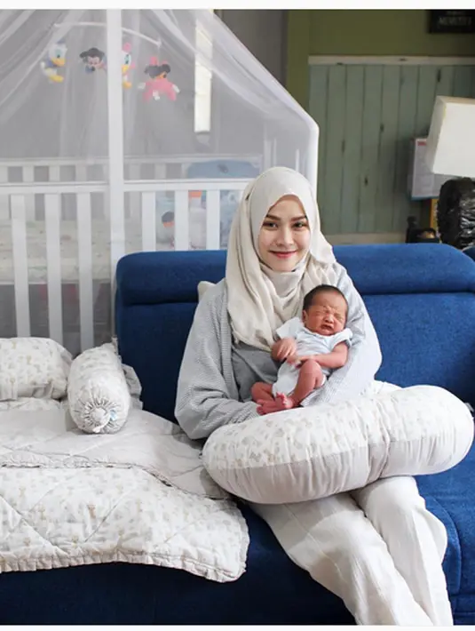 Sebelumnya, pasangan ini telah dikaruniai dua orang anak, Kana Sybilla Bramantyo (6) Kala Madali Bramantyo (3). (Bintang.com/@zaskiadyamecca)