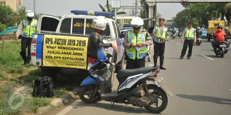 20160518-Operasi Patuh Jaya, Puluhan Motor Ditilang di Flyover Pesing-Jakarta