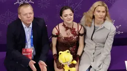 Atlet skating asal Rusia, Evgenia Medvedeva menangis di Olimpiade Musim Dingin 2018 Korea Selatan, Jumat, (23/2). Medvedeva meraih perak dengan skor 238,26 sedangkan rekan senegaranya Alina Zagitova meraih emas dengan skor 239.57. (AP Photo/Morry Gash)