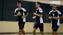 <p>Pemain Timnas Indonesia, Mees Hilgers, Shayne Pattynama, dan Asnawi Mangkualam (kiri ke kanan) mengikuti latihan menjelang laga Kualifikasi Piala Dunia 2026 melawan Bahrain di Hamad Town Youth &amp; Sports Ground pada Senin (07/10). (Dok. PSSI)</p>
