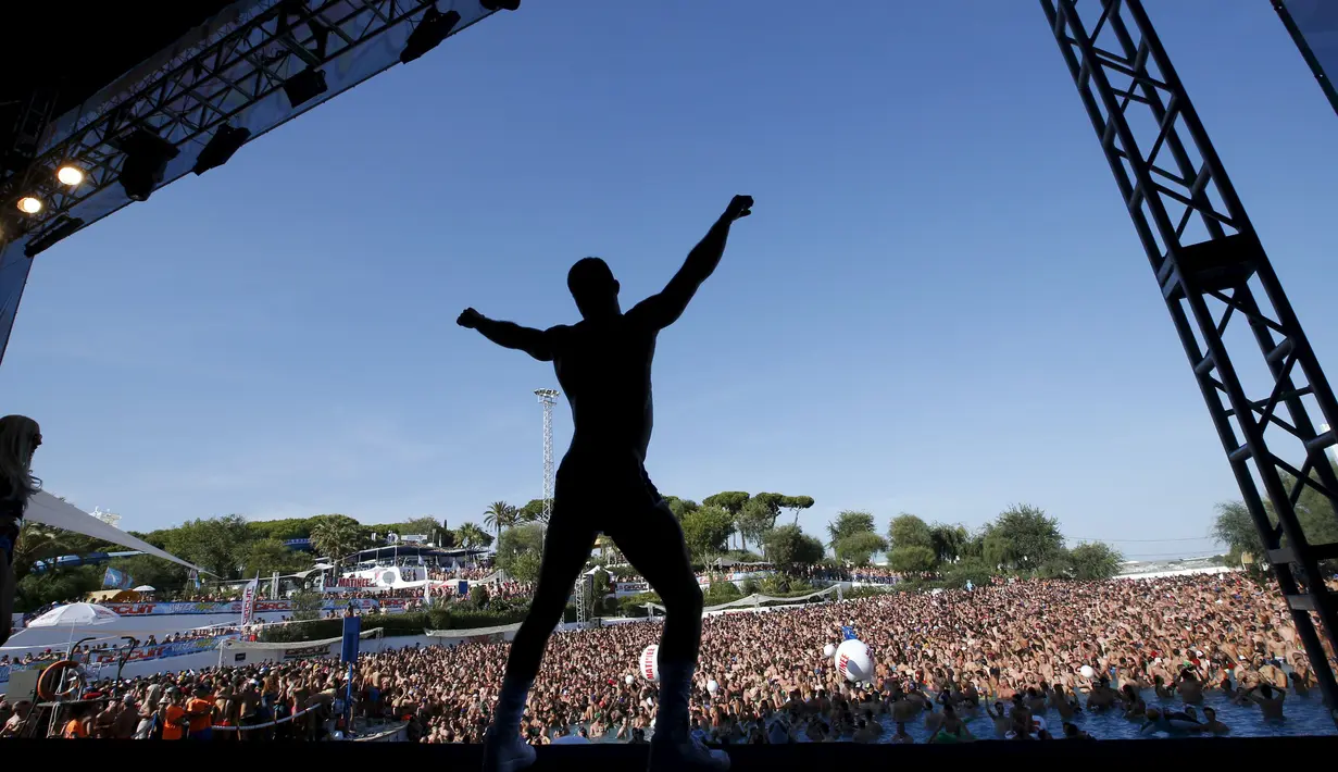 Tampak keramaian Festival Circuit Vilassar de Dalt, Para kaum Gay dan Lesbian sedang asik menari sambil di iringi musik, Barcelona, Spanyol, Senin (11/8/2015). Acara ini juga mendatangkan para artis – artis terkenal setempat. (REUTERS/Albert Gea)