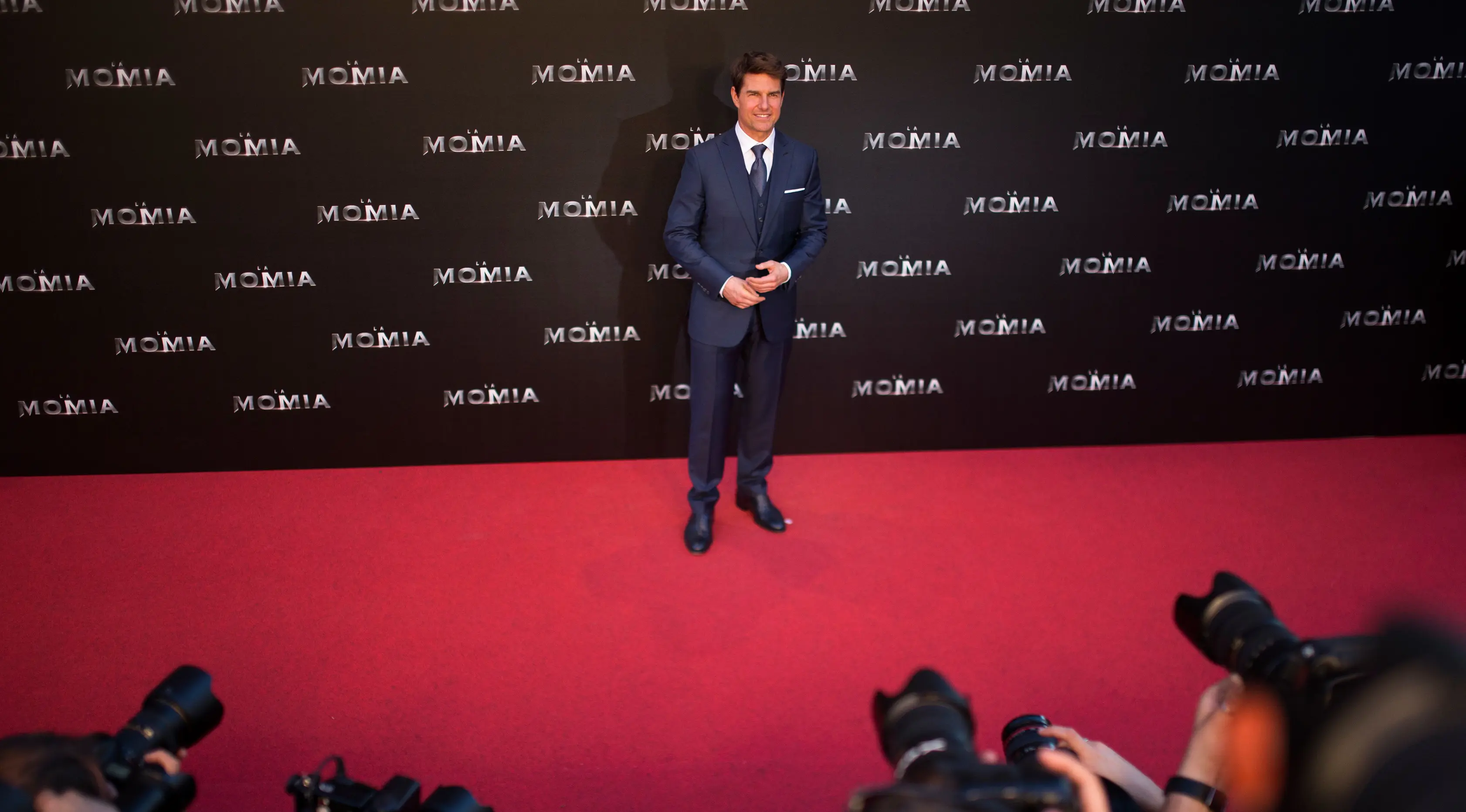 Tom Cruise berpose saat menghadiri pemutaran perdana film "The Mummy" di Madrid, Spanyol (29/5). Tom Cruise merupakan seorang pemburu harta karun yang tak sengaja membangkitkan mumi Mesir Kuno, Putri Ahmanet (Sofia Boutella). (AP Photo / Francisco Seco)