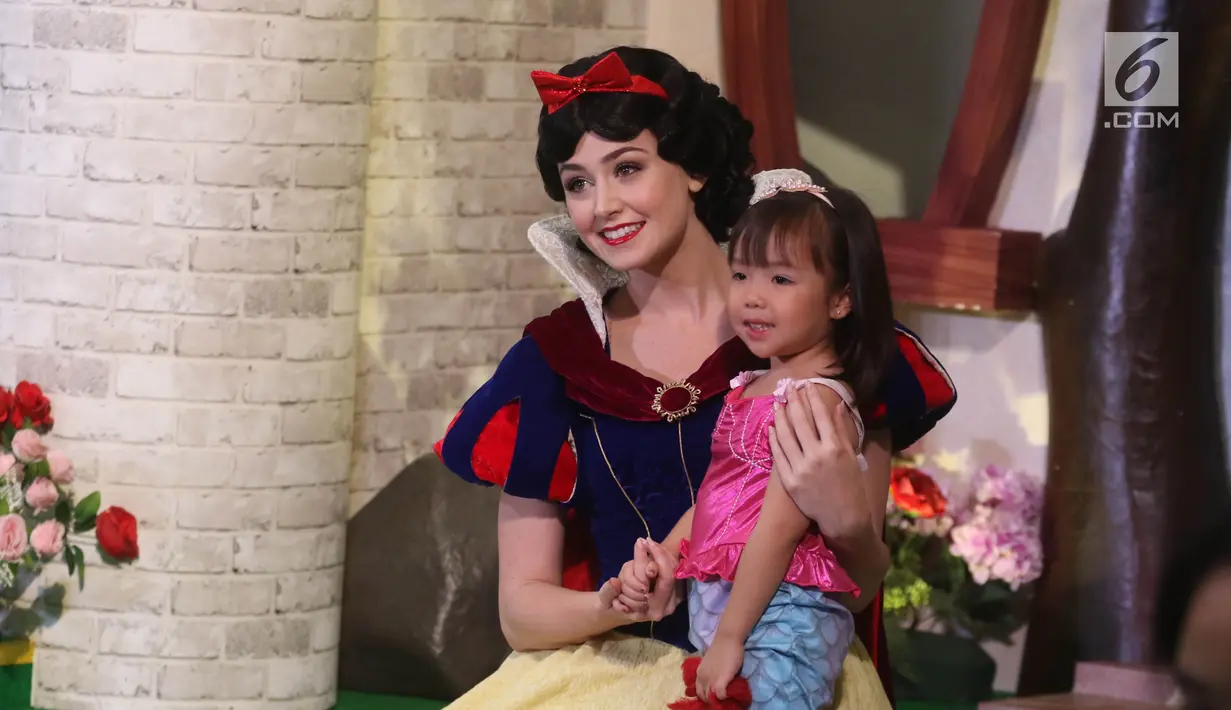 Karakter Disney Princess, Putri Salju atau Snow White foto bersama anak-anak saat tampil dalam "Dream Big, Princess" di Lippo Mall Puri, Jakarta, Kamis (5/7). (Liputan6.com/Arya Manggala)
