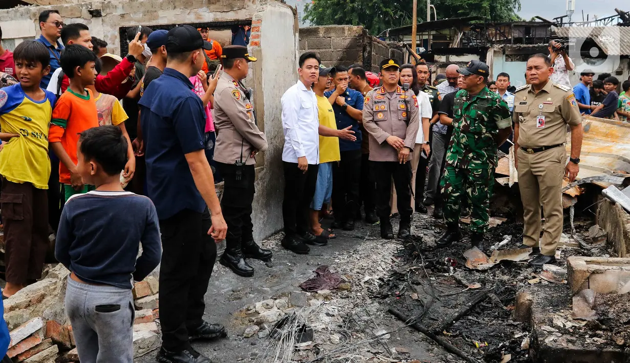 Wakil Presiden (Wapres) Republik Indonesia, Gibran Rakabuming Raka (tengah) saat meninjau langsung lokasi kebakaran di permukiman padat penduduk di Jalan Kemayoran Gempol, Kemayoran, Jakarta, Selasa (21/1/2025). (Liputan6.com/Herman Zakharia)