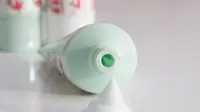 Menghilangkan jerawat dengan pasta gigi. Sumber : purewow.com.