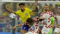 Pemain Timnas Kroasia, Luka Modric (depan) dilanggar pemain Timnas Brasil, Lucas Paqueta dalam laga babak perempatfinal Piala Dunia 2022 di Education City Stadium, Al Rayyan, Qatar, Jumat (9/12/2022) malam WIB. (AP/Frank Augstein)