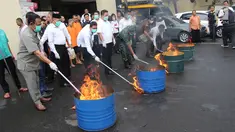 Petugas memusnahkan barang bukti narkoba berupa ganja dan sabu di halaman Polres Jakarta Utara, Senin (19/2). Polres Metro Jakarta Utara memusnahkan sebanyak 42 kg ganja. (Liputan6.com/Arya Manggala)