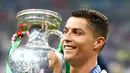 Cristiano Ronaldo berpose dengan tropi Piala Eropa 2016 usai mengalahkan Prancis 1-0 di Stade de France, Senin (11/7). Ronaldo menjadi Pencetak Gol Terbanyak sepanjang perhelatan Piala Eropa berlangsung sebanyak 9 gol. (REUTERS)