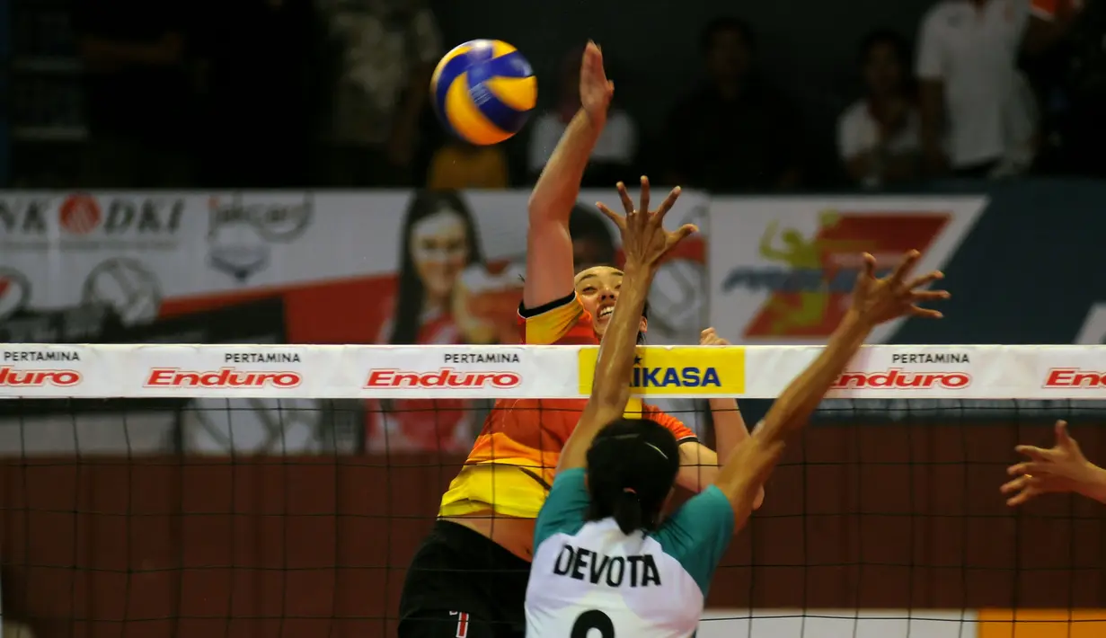 Pemain putri Pertamina Energi, Amalia (hadap lensa) melakukan smash saat berlaga melawan Jakarta BNI 46 di laga putaran kedua pekan ketiga Pertamina Proliga 2015 di Hall A GBK Senayan, Jakarta, Jumat (20/3/2015). (Liputan6.com/Helmi Fithriansyah)