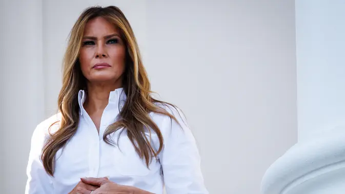 Melania Trump: Busana Putih, Sepatu Ular di Hari Merdeka.