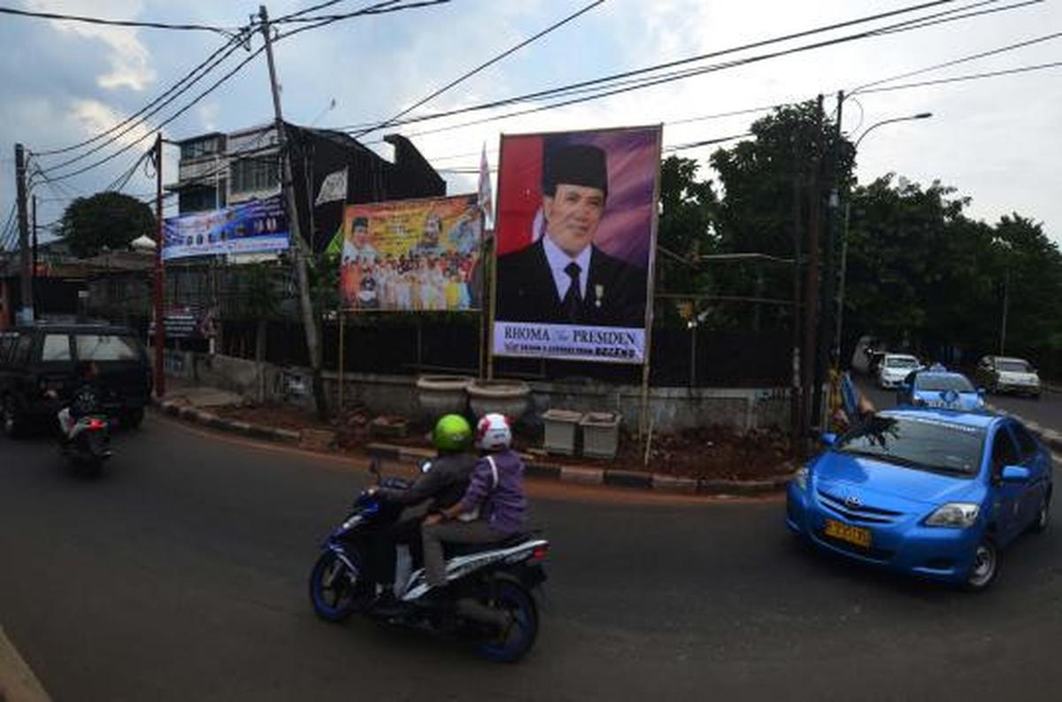 Baliho besar bertulis 'Rhoma For Presiden' 