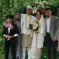 Ray Sahetapy mengunggah foto pernikahan putranya, Rama Sahetapy, dari pernikahannya dengan Dewi Yull (Instagram/@raysahetapy)