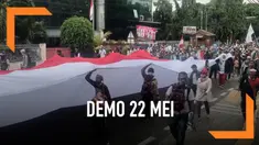 Ratusan orang berjalan kaki menuju kantor Bawaslu. Mereka membawa poster bertuliskan pemilu curang. Beberapa orang meneriakkan aksi mereka adalah aksi damai.