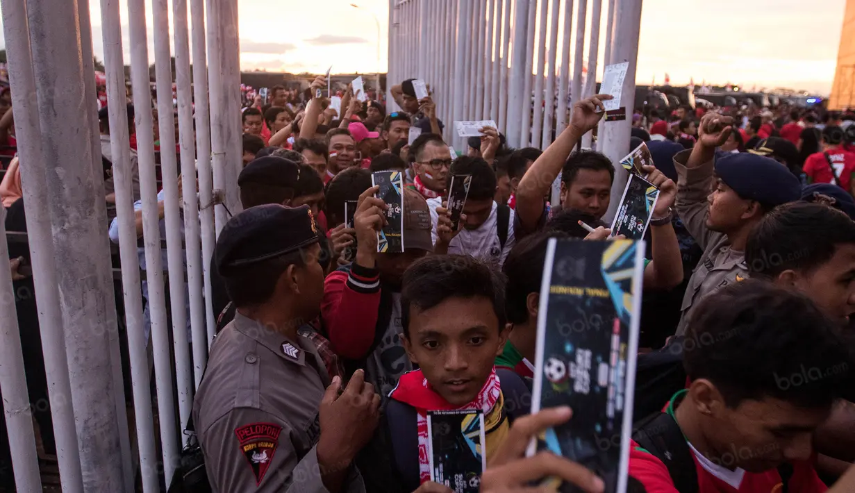 Para suporter Timnas Indonesia antri untuk masuk ke dalam Stadion Pakansari, Jawa Barat, Sabtu (3/12/2016). Indonesia akan menghadapi Vietnam pada semifinal Piala AFF 2016. (Bola.com/Vitalis Yogi Trisna)