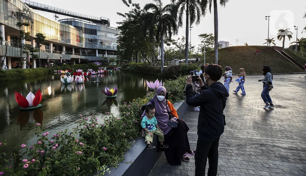 Warga berfoto saat berlibur di salah satu mal di Jakarta, Sabtu (15/5/2021). Libur Lebaran dimanfaatkan sebagian warga Jakarta yang tidak dibolehkan mudik untuk berekreasi ke mal. (Liputan6.com/Johan Tallo)