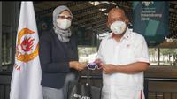 Ketua Umum KONI Pusat, Marciano Norman, saat menerima kacamata yang menjadi mahakarya Rudy Project Indonesia yang memberikan dukungan terhadap atlet-atlet Indonesia yang akan tampil di Olimpiade Tokyo 2020. (Istimewa)