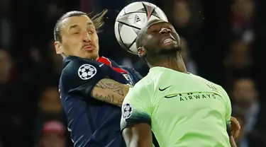 Penyerang PSG, Zlatan Ibrahimovic (kiri) berebut bola udara dengan bak Manchester City, Bacary Sagna pada perempatfinal liga champions di Stadion Parc des Princes, Kamis (7/4). City memaksa tuan rumah PSG bermain imbang 2-2. (Reuters/Benoit Tessier)