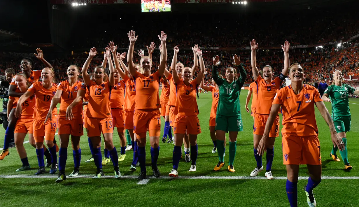 Lieke Martens (keempat kiri) merayakan timnya melaju ke semifinal UEFA Women Euro 2017 usai mengalahkan Inggris 3-0 di Stadion FC Twente, di Enschede (3/8). (AFP Photo/John Thys)