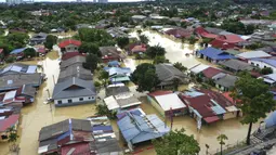 Pemandangan dari udara ini menunjukkan desa yang terendam banjir di Puchong, luar Kuala Lumpur, Malaysia, Minggu (19/12/2021). Banjir menyebabkan ribuan warga mengungsi dan banyak jalan yang memutus akses. (Chan Yoke Poh/Lion Club International 308B1 via AP)