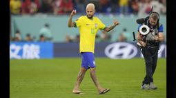 Setelah menang mengalahkan Korea Selatan di pertandingan 16 besar Piala Dunia 2022, bintang Paris Saint-Germain itu melepas sepatunya dan berganti sandal jepit. (AP Photo/Andre Penner)