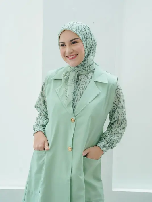 OOTD hijab berwarna pastel dari Irish Bella. Kali ini dengan warna hijau pastel; kemeja dan hijab bermotif tulisan, ditumpuk dnegan vest hijau polos yang serasi. [Foto: Instagram/_irishbella_]