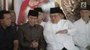 Presiden Joko Widodo berbincang dengan Presiden ke-6 Susilo Bambang Yudhoyono (SBY) dan Agus Harimurti saat melayat almarhumah Siti Habibah di Puri Cikeas, Bogor, Jawa Barat, Sabtu (31/8/2019). Ibunda SBY meninggal pada usia 87 tahun di RS Mitra Keluarga Cibubur. (Liputan6.com/Herman Zakharia)