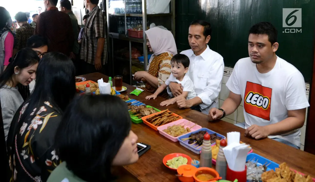 Presiden Jokowi makan soto bersama keluarganya di Solo, Jawa Tengah, Jumat (30/3). Jokowi datang bersama Ibu Iriana, Gibran Rakabuming, Selvi Ananda, Jan Ethes, Kahiyang Ayu, serta Bobby Nasution. (Liputan6.com/Pool/Biro Pers Setpres)