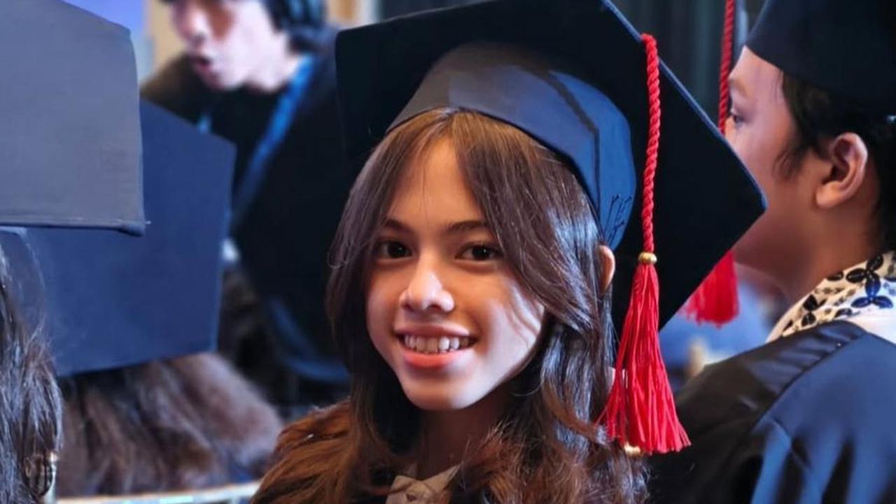 Potret Bahagia London Abigail Wisuda SMP, Wulan Guritno dan Mantan Suami Kompak Dampingi Sang Putri