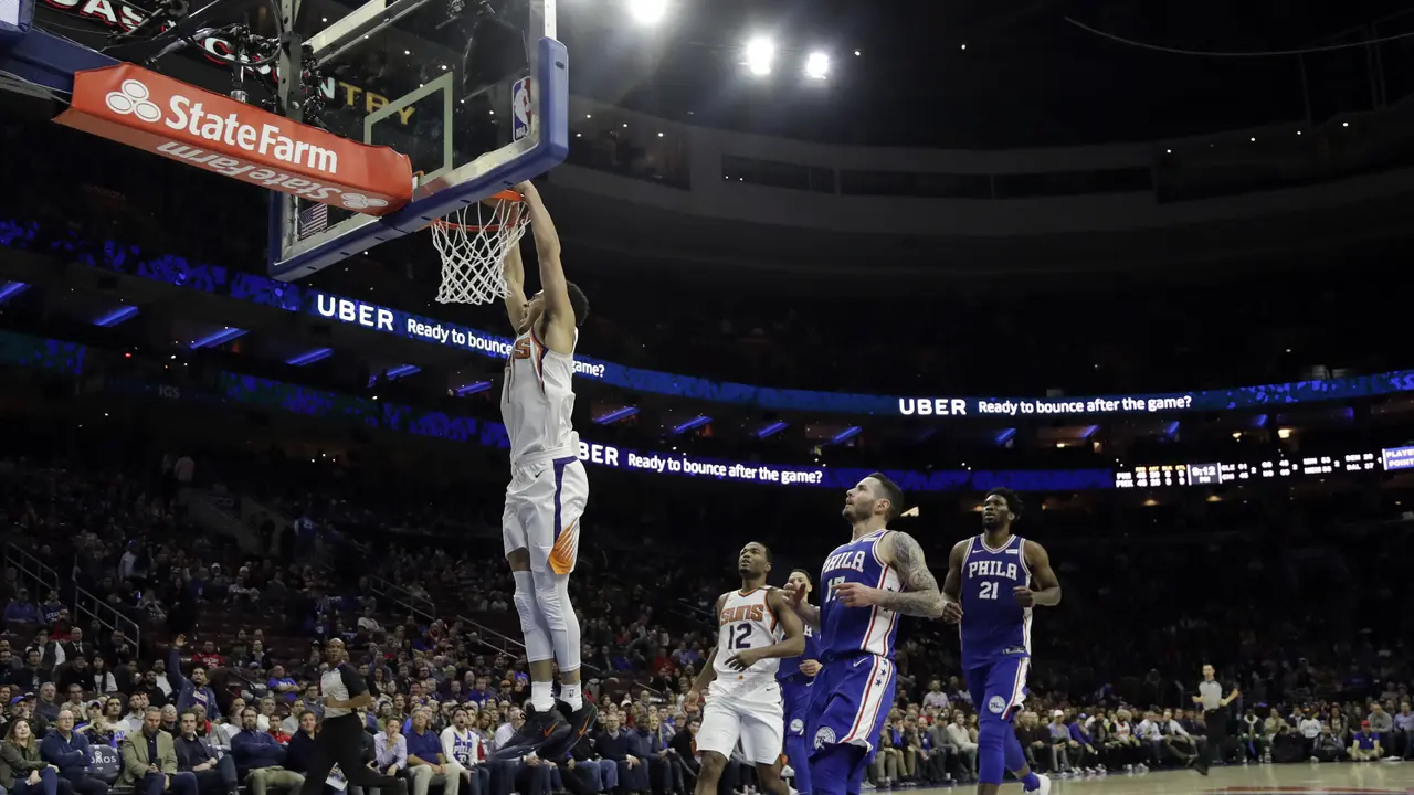 Devin Booker melakukan dunk
