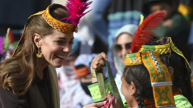 Cantiknya Kate Middleton Pakai Topi Suku Kalash