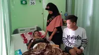 Wawan (42) menjalani perawatan intensif di RSUD dokter Soekardjo, Kota Tasikmalaya, Jawa Barat, setelah sejumlah paku tajam tertanam dalam perutnya. (Liputan6.com/Jayadi Supriadin)